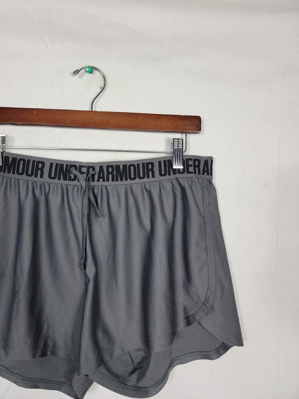 Large Under Armour Women's Grey Performance Running Shorts